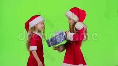 <strong>孩子送</strong>给她的朋友新年礼物。 绿色屏幕
